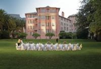 Een tuindiner en op de achtergrond het Mount Nelson Hotel.