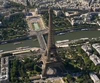 De Eiffeltoren in Parijs vanuit de lucht gezien.