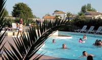 Het zwembad van Camping Port Punay.