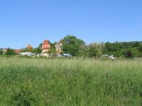 Een gedeelte van de camping met op de achtergrong het Domaine de Longat