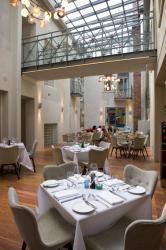 De eetzaal van Hotel DeBrett in Auckland, Australie.