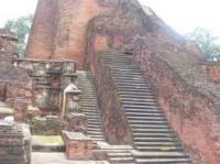 De trappen van de universiteit van Nalanda, eens het grootste religieuze kenniscentrum ter wereld.