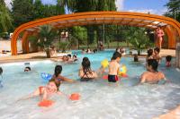 Een deel van het grote zwembadcomplex van Camping Le Temps Libre.