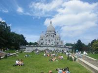 Dagjesmensen op het grasveld voor de Sacre Coeur - een prachtige bezienswaardigheid in Parijs.