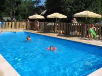 Zomer foto van zwembad Camping Chantegril. Camping Chantegril is gelegen in de Correze vlakbij de Gorges de la Dordogne.