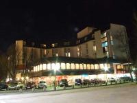 Hotel Bosna bij nacht.