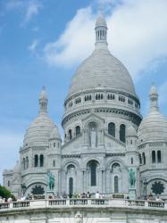 Foto van de Sacre Coeur op een zonnig dag.