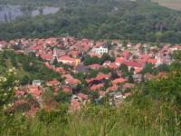 Een foto van het stadje Tokaj genomen vanaf de gelijknamig heuvels.