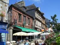 De voorgevel van Cafe Le Stuart in Dol de Bretagne