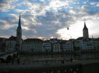 De kerktorens van Zurich bij een ondergaande zon.