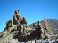 Vlakbij De Teide liggen Los Roques, een aantal stenen waarin mensen kunnen worden gezien.