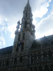 De toren van het stadhuis op de Grote Markt in Brussel.