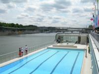 Het zwembad Josephine Baker bij de Seine in Parijs.