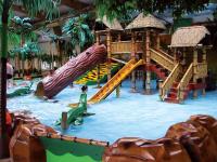 Subtropisch zwemparadijs in jungle stijl