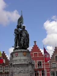 Jan Breydel en Pieter de Koninck die de Grote Markt in Brugge overzien.