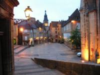 Het dorpsplein in de schitterende stad Sarlat in Dordogne, Frankrijk.