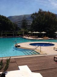 Het mooie, blauwe zwembad van het Apollonia Beach Hotel in Heraklion, Kreta, Griekenland.